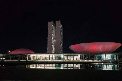Congresso Nacional ganha iluminação bordô para alertar sobre a cefaleia