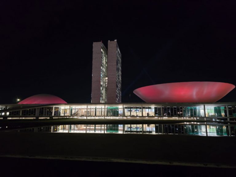 Congresso Nacional ganha iluminação bordô para alertar sobre a cefaleia