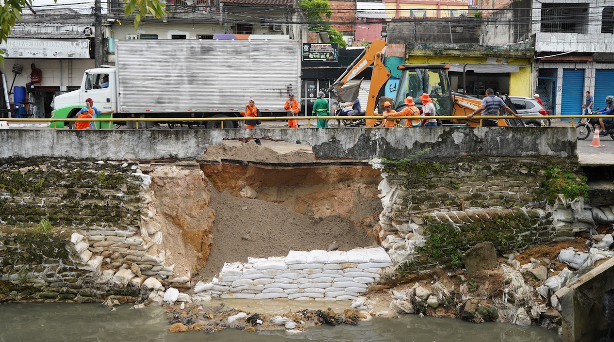 PMM realiza contenção da encosta do igarapé da avenida Brasil