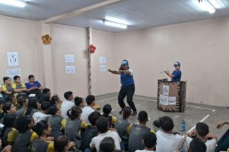 Peça ‘Operária’ leva ao palco o cotidiano dos trabalhadores em apresentação especial no Teatro Gebes Medeiros