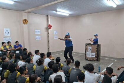 Peça ‘Operária’ leva ao palco o cotidiano dos trabalhadores em apresentação especial no Teatro Gebes Medeiros