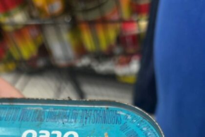 Fiscalização: Procon-AM apreende e descarta mais de 85 kg de alimentos impróprios para consumo em supermercado de Manaus
