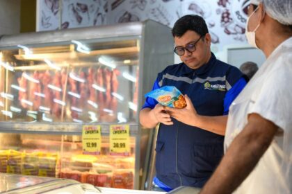 Procon-AM autua supermercado por comercializar mais de 46 kg de alimentos impróprios para consumo