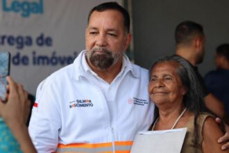 Gilmar Nascimento acompanha entrega de títulos definitivos de imóveis a moradores da zona Leste de Manaus