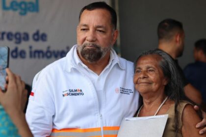 Gilmar Nascimento acompanha entrega de títulos definitivos de imóveis a moradores da zona Leste de Manaus