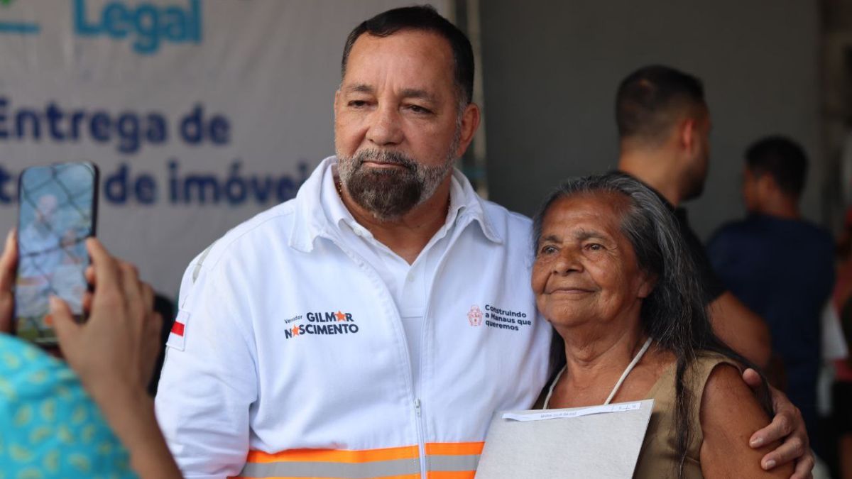 Gilmar Nascimento acompanha entrega de títulos definitivos de imóveis a moradores da zona Leste de Manaus