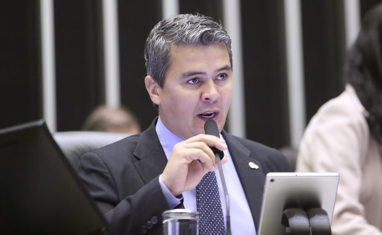 Projeto isenta de imposto as doações de montadoras feitas ao Senai
