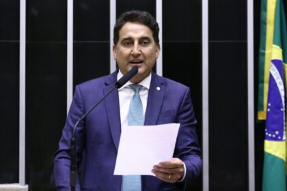 Comissão aprova projeto que prevê cancelamento de contrato, sem multa ou taxa, após furto de celular