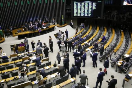Proposta permite aumentar total de deputados e impede perda de vagas na Câmara