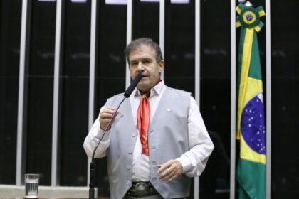 Projeto cria programa nacional para vacinar idosos e pessoas com deficiência em casa