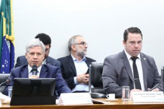 Paulo Teixeira rebate críticas da oposição e diz que reforma agrária está dentro da lei