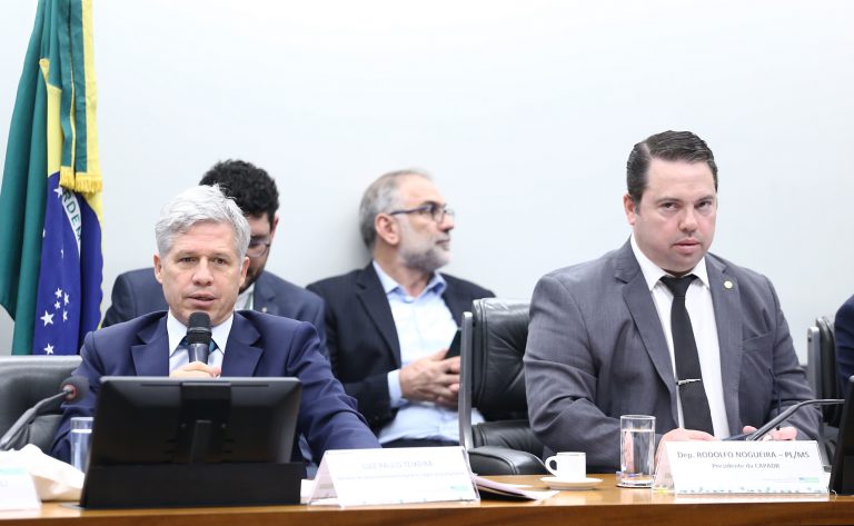 Paulo Teixeira rebate críticas da oposição e diz que reforma agrária está dentro da lei