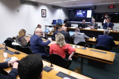 Governos federal e estadual apresentam balanço de ações pós-tragédia no RS, em meio a críticas de empresários