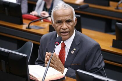 Comissão aprova piso salarial de R$ 5,5 mil para profissionais de nível superior da assistência social