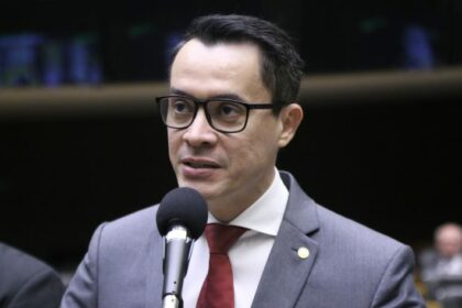 Comissão aprova uso de cordão de fita com desenho de tulipa para identificação de pessoas com Doença de Parkinson