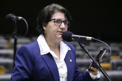Deputados da base governista defendem Marina Silva após ofensas sofridas pela ministra no Senado