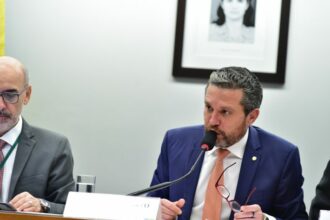 Relator defende que a Câmara decida sobre possível proibição de tarifa por tráfego de dados