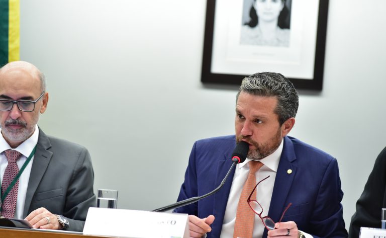 Relator defende que a Câmara decida sobre possível proibição de tarifa por tráfego de dados
