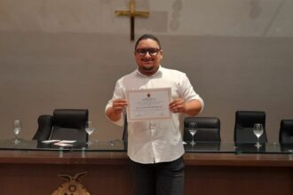 Intérprete de Libras da Câmara Municipal de Manaus é homenageado em Sessão Especial da Aleam