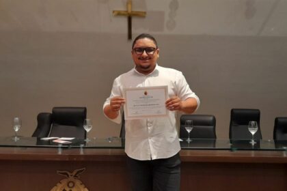 Intérprete de Libras da Câmara Municipal de Manaus é homenageado em Sessão Especial da Aleam