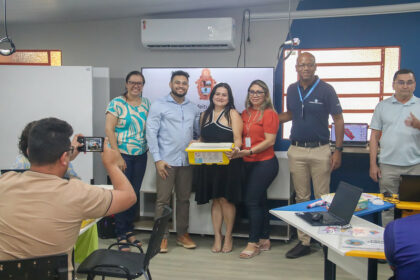 Parceria entre Prefeitura e Ardagh fortalece ensino tecnológico com entrega de kits de robótica