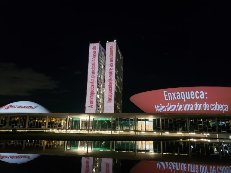 Congresso Nacional exibe projeção de frases para alertar sobre dores de cabeça