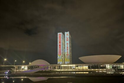 Projeção de frases e imagens na fachada do Congresso põe em foco a luta antimanicomial