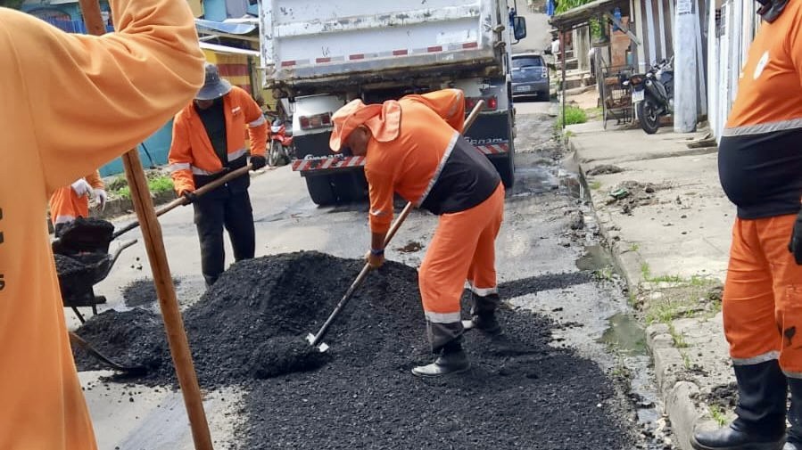 PMM realiza recuperação asfáltica em rua do Tancredo Neves