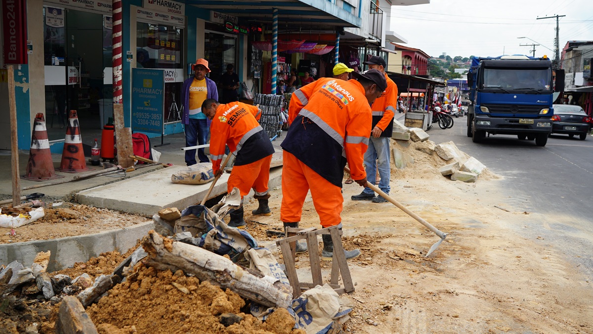 PMM atua em recuperação estrutural de via no bairro Novo Aleixo