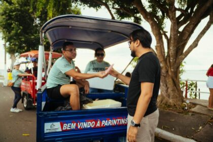 Festival de Parintins 2025: ECOrota do ‘Recicla, Galera’ anima visitantes ao trocar resíduos recicláveis por flal