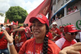 Festival de Parintins 2025: Chegada do barco do MAG emociona torcedores na Ilha Tupinambarana