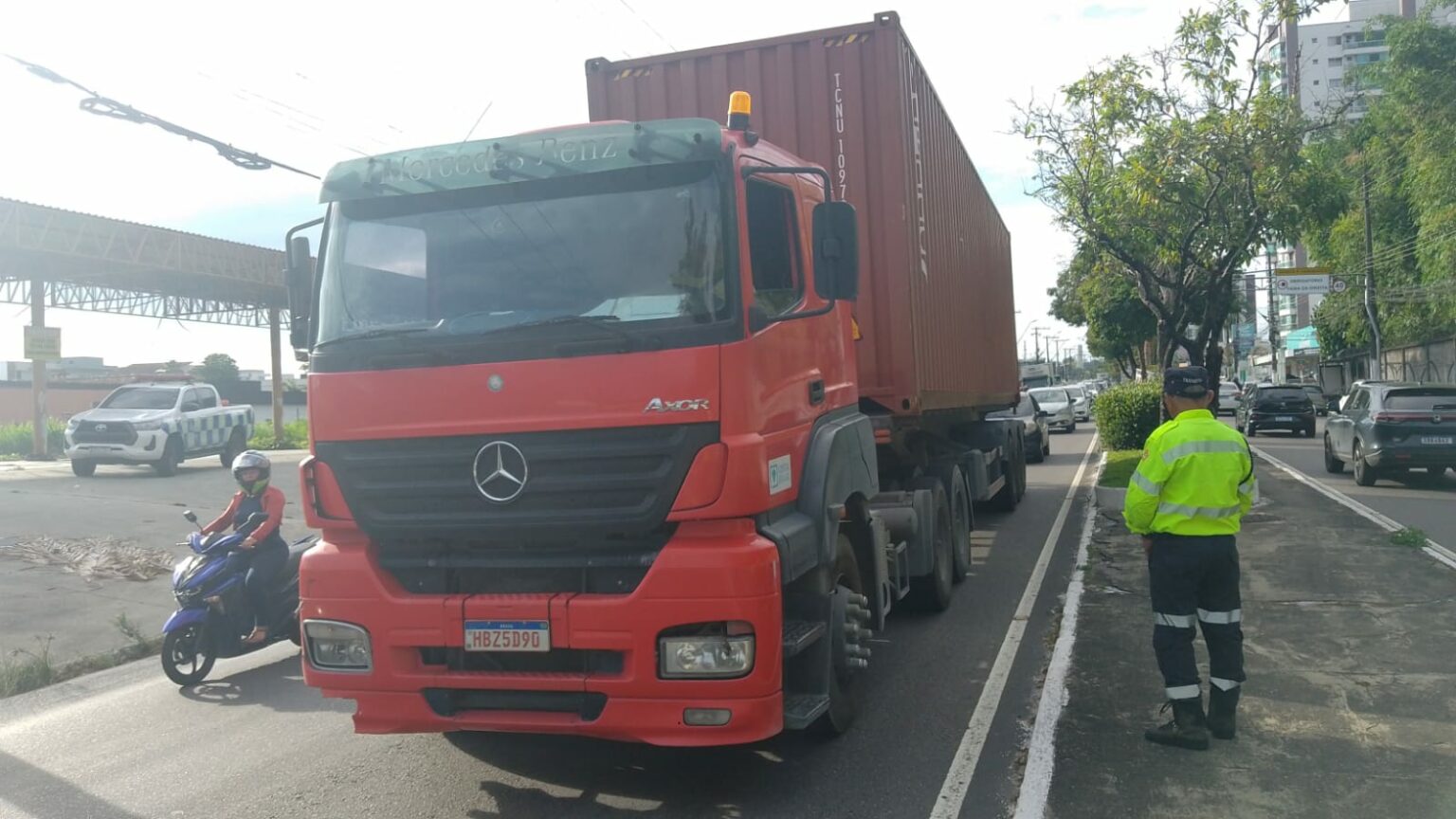 Prefeitura monitora avenida Ephigênio Salles e autua caminhões por uso irregular da faixa da esquerda