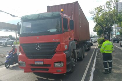 Prefeitura monitora avenida Ephigênio Salles e autua caminhões por uso irregular da faixa da esquerda