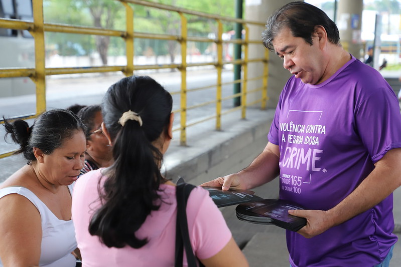 Prefeitura de Manaus realiza ação educativa do ‘Junho Violeta’ nos terminais de ônibus