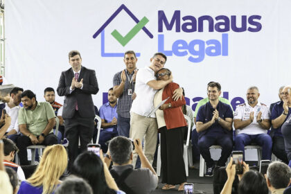 Prefeito David Almeida entrega 1.150 registros definitivos na comunidade Rio Piorini e reforça compromisso com a habitação em Manaus