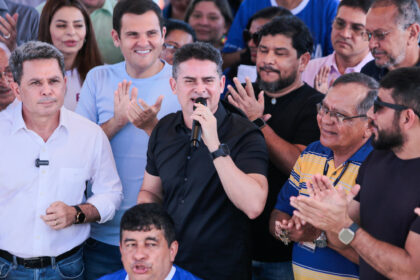 Prefeito David Almeida entrega lagoa da Compensa