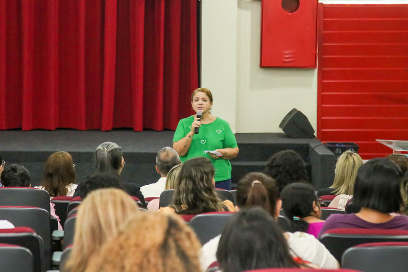 Servidores da educação participam de palestra para aprofundar conhecimentos sobre TEA e práticas alimentares
