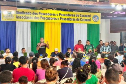 Comandante Dan conversa com trabalhadores das águas do Médio e Alto Solimões