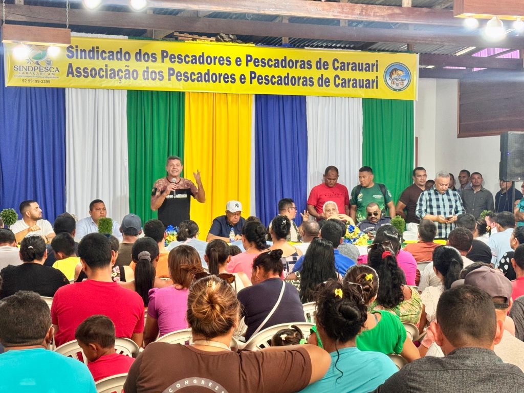 Comandante Dan conversa com trabalhadores das águas do Médio e Alto Solimões