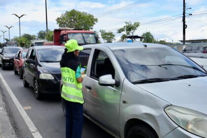 Ação educativa da Prefeitura de Manaus alerta para evitar excesso de velocidade e início de operação de radares de fiscalização
