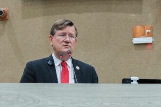 Proposta de Zé Ricardo para reajuste maior a professores de Manaus é rejeitada