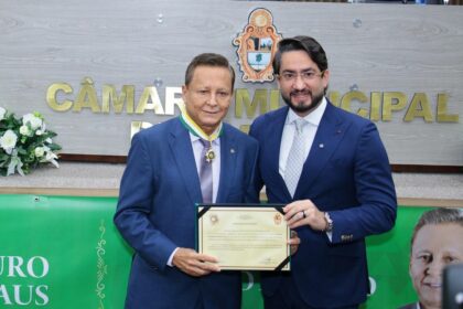 CMM entrega ‘Medalha de Ouro Cidade de Manaus’ ao deputado Adjuto Afonso 