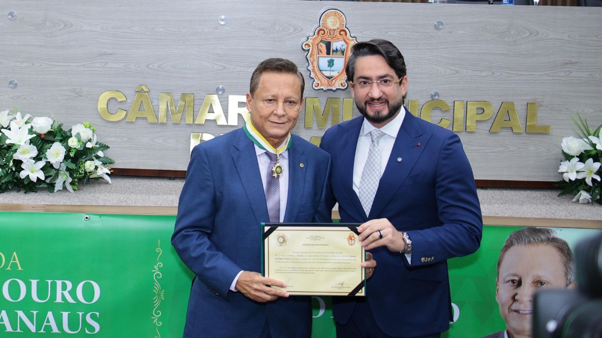 CMM entrega ‘Medalha de Ouro Cidade de Manaus’ ao deputado Adjuto Afonso 