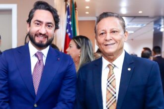 Diego Afonso homenageia deputado Adjuto Afonso com Medalha de Ouro Cidade de Manaus