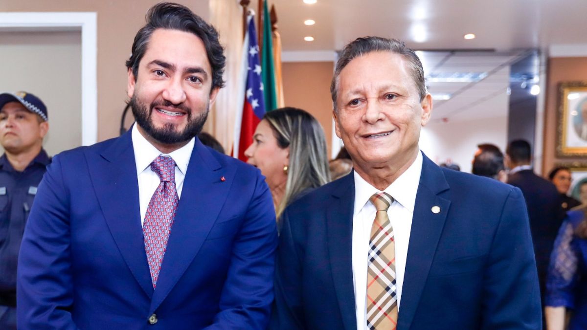 Diego Afonso homenageia deputado Adjuto Afonso com Medalha de Ouro Cidade de Manaus