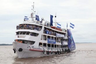 Festival de Parintins 2025: Caravana Azulada desembarca na Ilha e impulsiona energia do Boi Caprichoso em busca do tetracampeonato