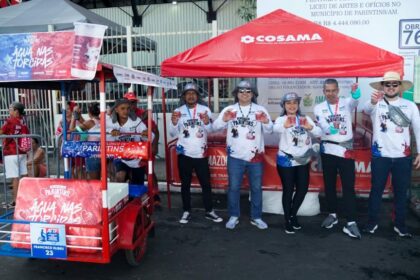 Parintins 2025: Cosama inicia distribuição de copos temáticos de água tratada nas filas das torcidas dos Bois Caprichoso e Garantido