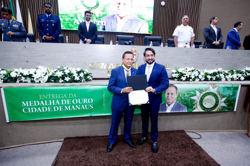 Deputado Adjuto Afonso recebe a Medalha de Ouro Cidade de Manaus da Câmara Municipal