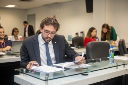 Deputado Thiago Abrahim destaca importância do curso de inteligência artificial da UEA para Itacoatiara e Parintins