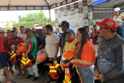Detran-AM contempla 230 mototaxistas com kits de capacete e colete em Borba